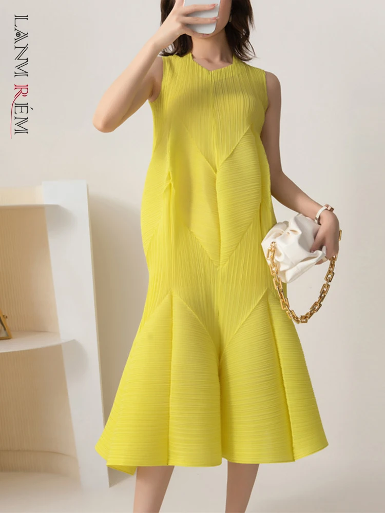 LANMREM Sleeveless Pleated Dress For Women 2023 Summer Solid Color Ruffles Hem Fold Long Dresses Female Party Clothing 2R4938
LANMREM Sleeveless Pleated Dress For Women 2023 Summer Solid Color Ruffles Hem Fold Long Dresses Female Party Clothing 2R4938