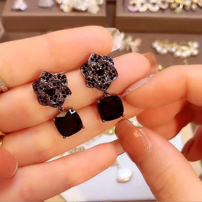 2022 New Fashion Black Camellia Flower Copper Inlay Zircon Drop Earrings S925 Ear Studs Women Girl Wedding Birthday Jewelry Gift
2022 New Fashion Black Camellia Flower Copper Inlay Zircon Drop Earrings S925 Ear Studs Women Girl Wedding Birthday Jewelry Gift