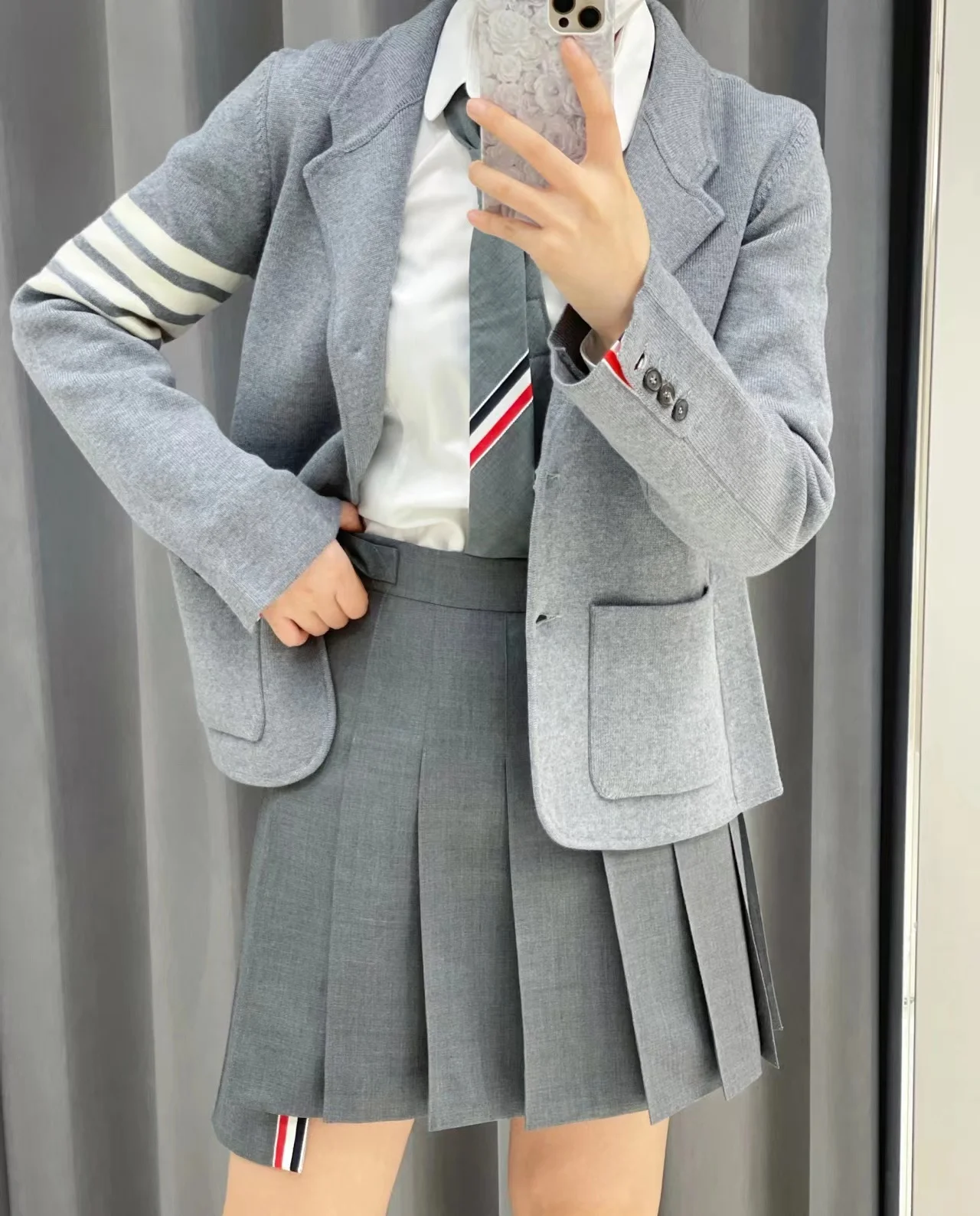 TB pleated skirt women's high waist thin skirt gray suit skirt short front and back long irregular skirt
TB pleated skirt women's high waist thin skirt gray suit skirt short front and back long irregular skirt