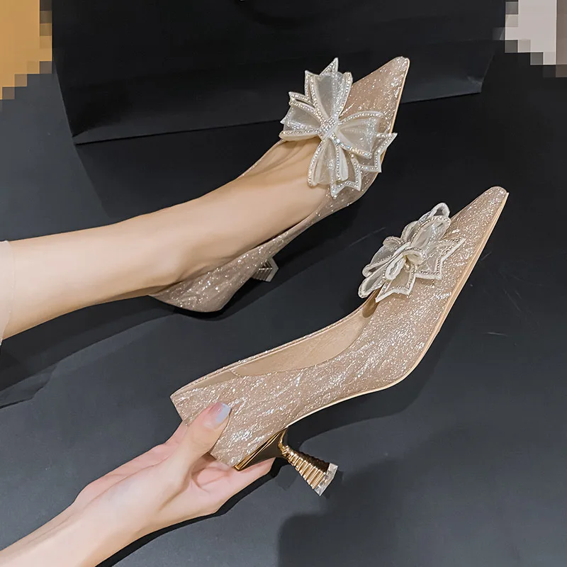 Женские туфли с бантом и острым носком на высоком каблуке
Женские туфли с бантом и острым носком на высоком каблуке