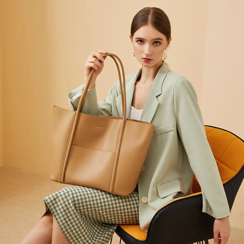 The new 2023 leather handbag tote bags summer laptop bag is natural cowhide commuter single shoulder bag capacity tote bag
The new 2023 leather handbag tote bags summer laptop bag is natural cowhide commuter single shoulder bag capacity tote bag