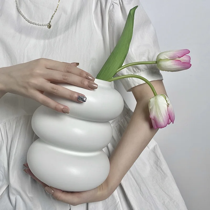 Shaped ceramic vase hydroponics white home model room decoration doughnut flower ware wholesale
Shaped ceramic vase hydroponics white home model room decoration doughnut flower ware wholesale