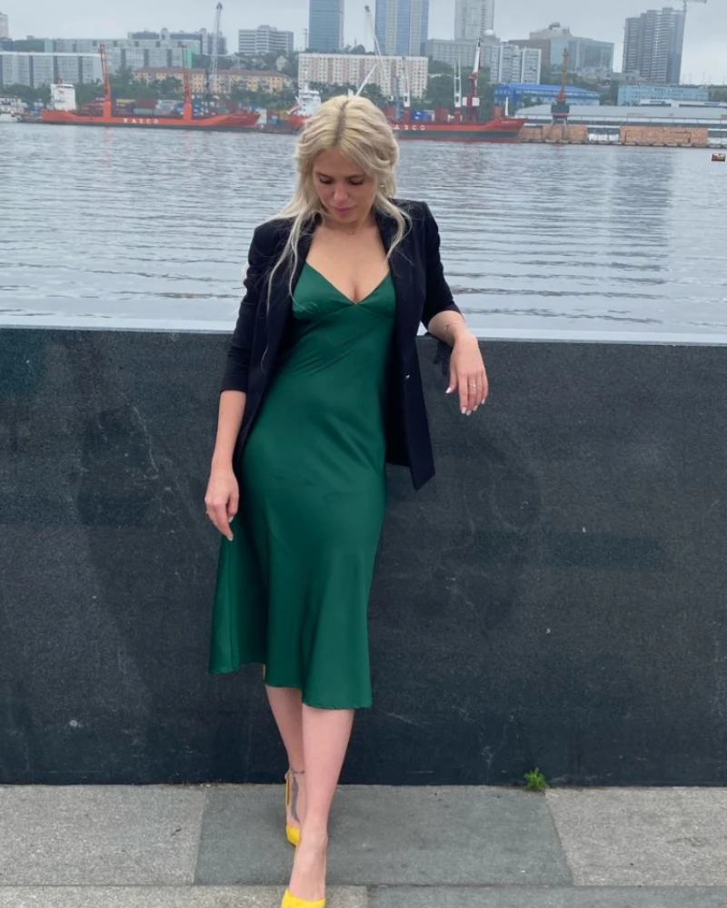 2022 Solid Color Straight Pajama Party Dress Elegant Women Summer Spaghetti Strap Dress Casual Ladies Satin Deep V Neck Sexy Dre
2022 Solid Color Straight Pajama Party Dress Elegant Women Summer Spaghetti Strap Dress Casual Ladies Satin Deep V Neck Sexy Dre