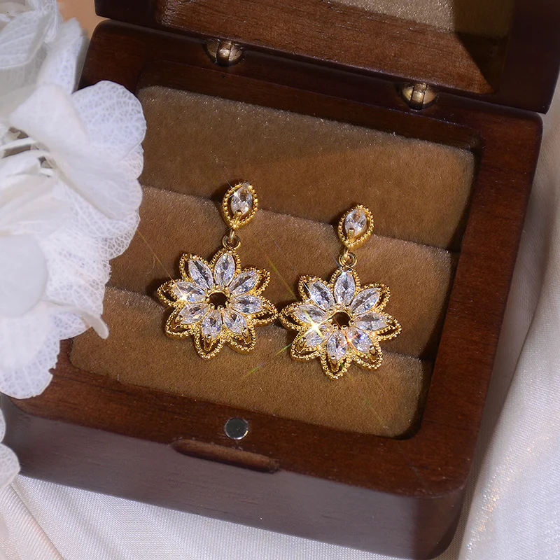 Korean Micro-encrusted Zircon Crystal Flower Earrings Female Temperament Ladies Hollow Flower Micro-encrusted Zircon Earrings
Korean Micro-encrusted Zircon Crystal Flower Earrings Female Temperament Ladies Hollow Flower Micro-encrusted Zircon Earrings