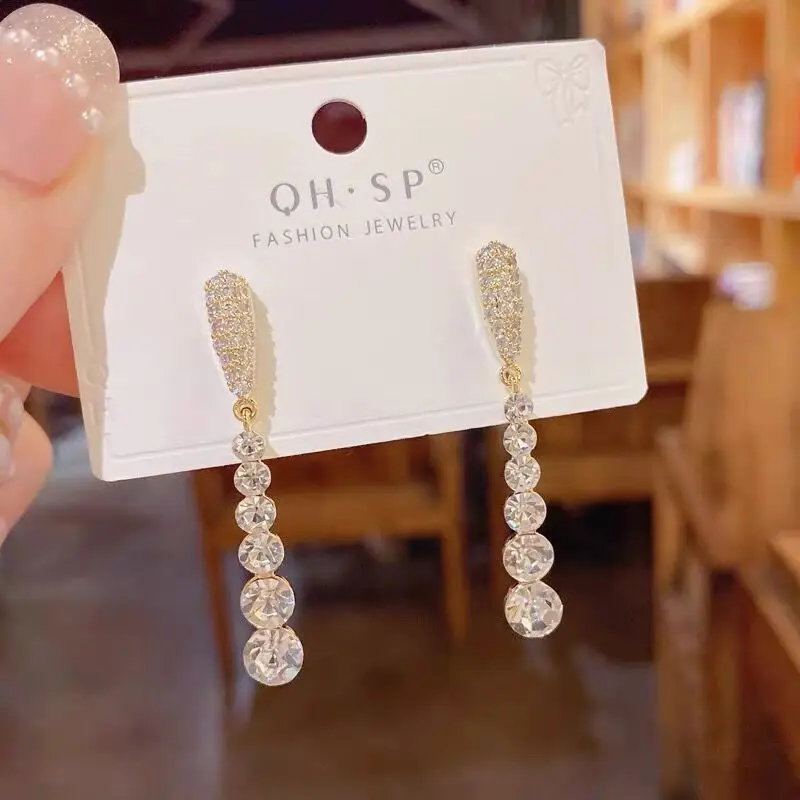Women Sparkling Zircon Beads Cluster Earrings Vintage Delicated Dangle Earrings for Women Luxury Crystal Pendant Stud Jewelry 
Women Sparkling Zircon Beads Cluster Earrings Vintage Delicated Dangle Earrings for Women Luxury Crystal Pendant Stud Jewelry
