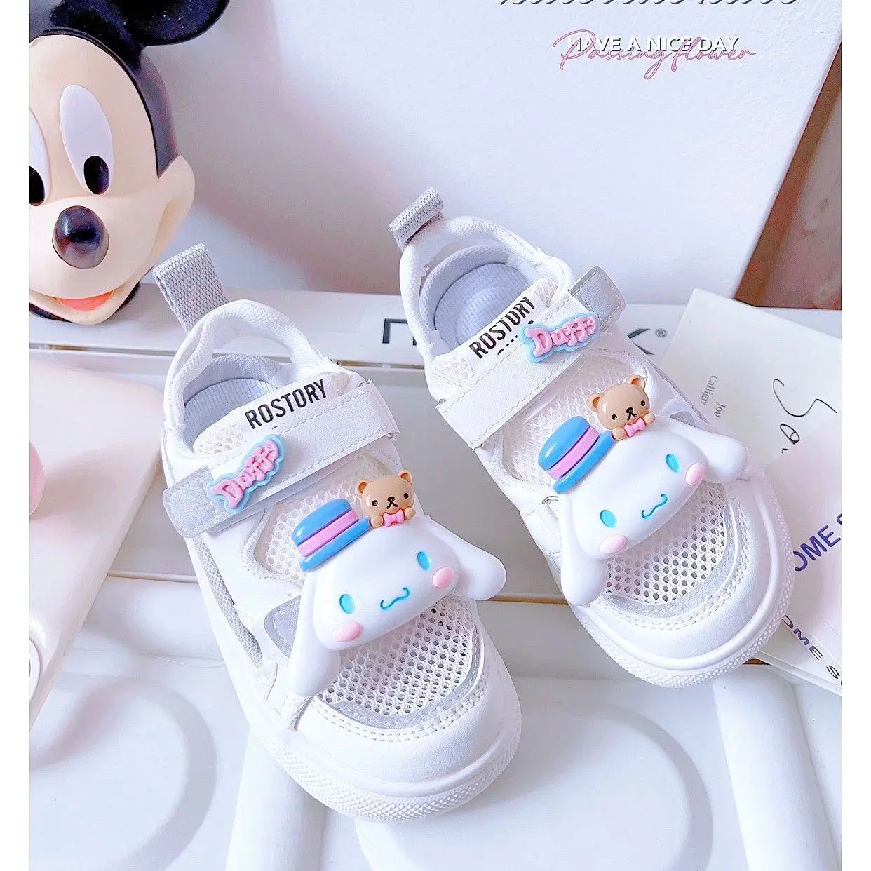 Sanrios Kawaii Cinnamoroll сандалии для девочек летние детские открытые сетчатые поверхности мягкая подошва Нескользящая маленькая белая обувь
Sanrios Kawaii Cinnamoroll сандалии для девочек летние детские открытые сетчатые поверхности мягкая подошва Нескользящая маленькая белая обувь