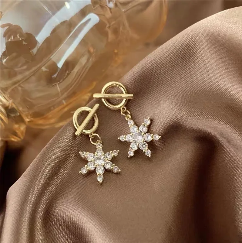 S925 Silver Needle Korean Temperament Diamond Set Six Star Earrings Fresh and Sweet Snowflake Earrings Simple Earrings Female
S925 Silver Needle Korean Temperament Diamond Set Six Star Earrings Fresh and Sweet Snowflake Earrings Simple Earrings Female