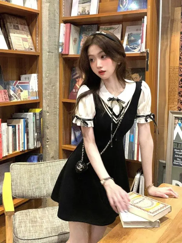 Платье в стиле преппи с имитацией двух девушек для студенток, летние маленькие воротники-поло, юбки с высокой и тонкой талией
Платье в стиле преппи с имитацией двух девушек для студенток, летние маленькие воротники-поло, юбки с высокой и тонкой талией