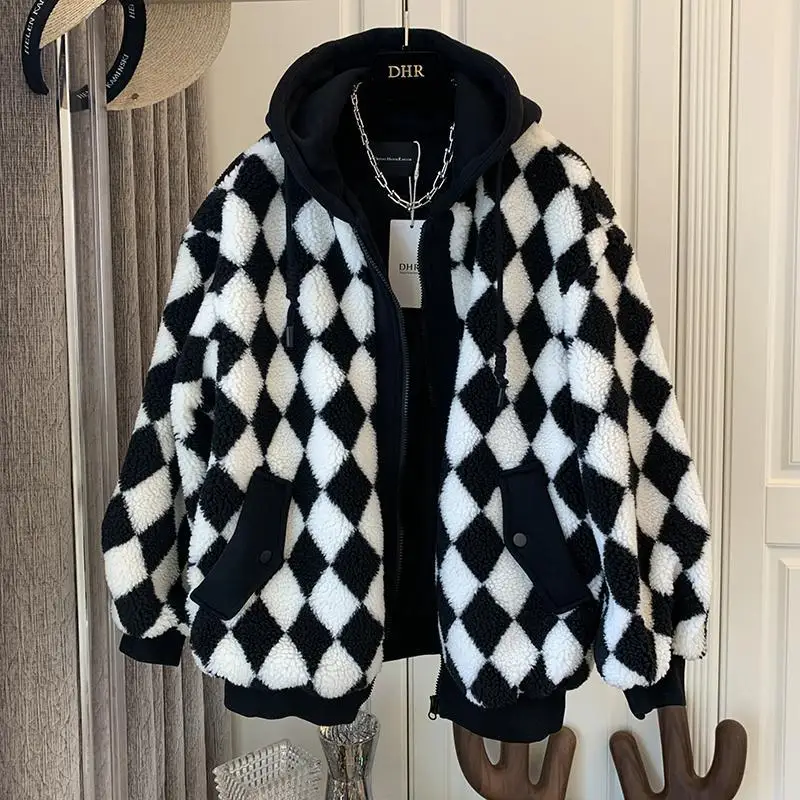Winter new warm retro checkerboard lamb wool coat women personality street casual hooded loose fake two-piece female jacket coat
Winter new warm retro checkerboard lamb wool coat women personality street casual hooded loose fake two-piece female jacket coat