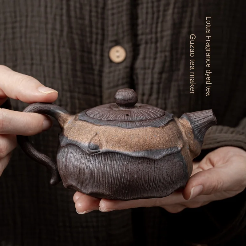 Japanese Gilding Iron Glaze Lotus Incense Handle Pot Ceramic Kung Fu Teapot Single Teapot Hand Ewer Pu'er Tea Making Device
Japanese Gilding Iron Glaze Lotus Incense Handle Pot Ceramic Kung Fu Teapot Single Teapot Hand Ewer Pu'er Tea Making Device
