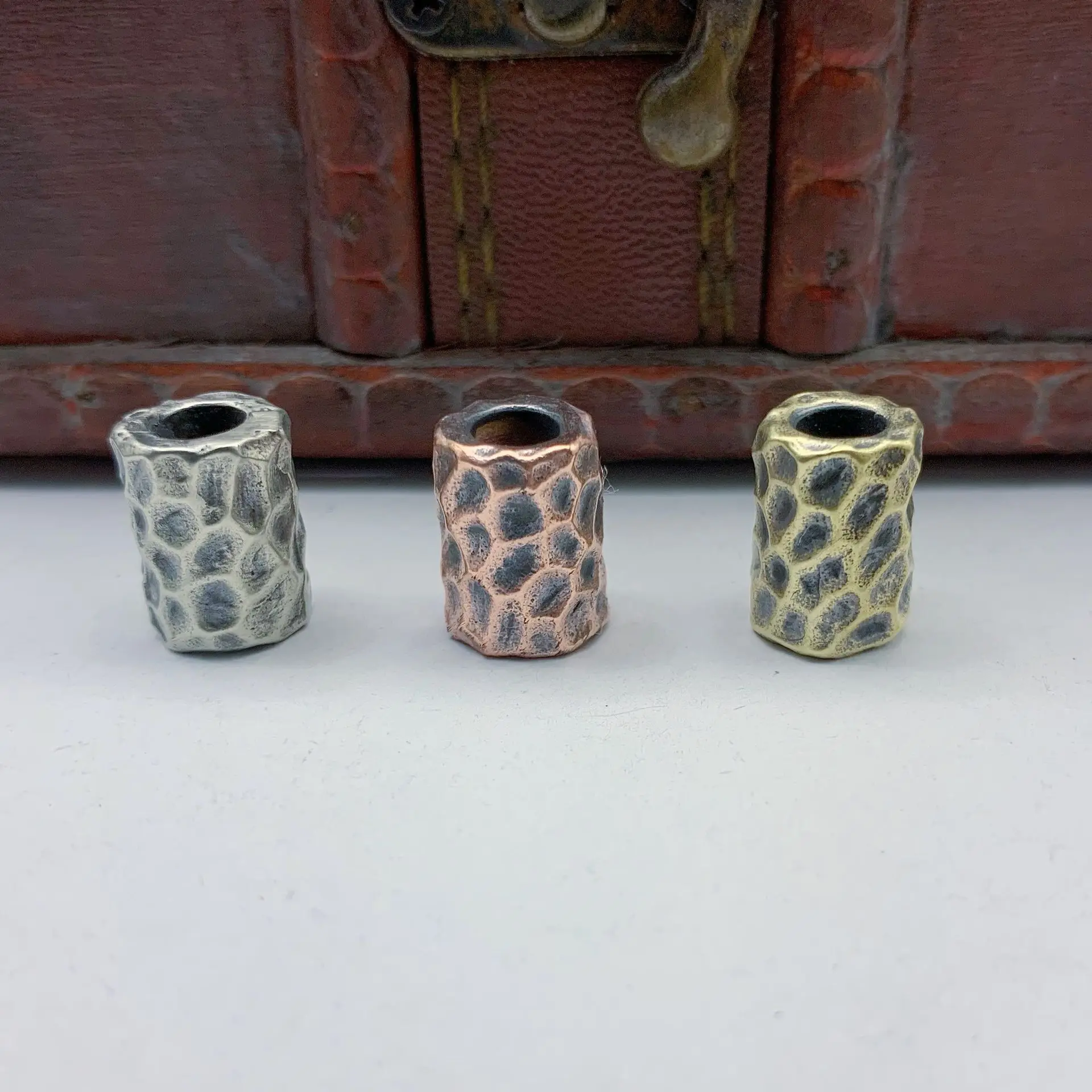 Brass Hammer Texture Pattern Cylinder EDC Knife Beads Paracord Lanyard Pendants DIY Outdoor Flashlight Umbrella Rope Accessories
Brass Hammer Texture Pattern Cylinder EDC Knife Beads Paracord Lanyard Pendants DIY Outdoor Flashlight Umbrella Rope Accessories