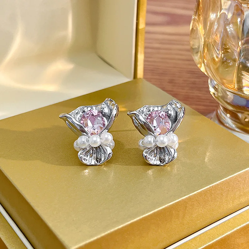 New Vintage Fashion Silver Metal Bouquet Set Zircon Pearl Stud Earrings for Women Girl Jewelry Gift
New Vintage Fashion Silver Metal Bouquet Set Zircon Pearl Stud Earrings for Women Girl Jewelry Gift