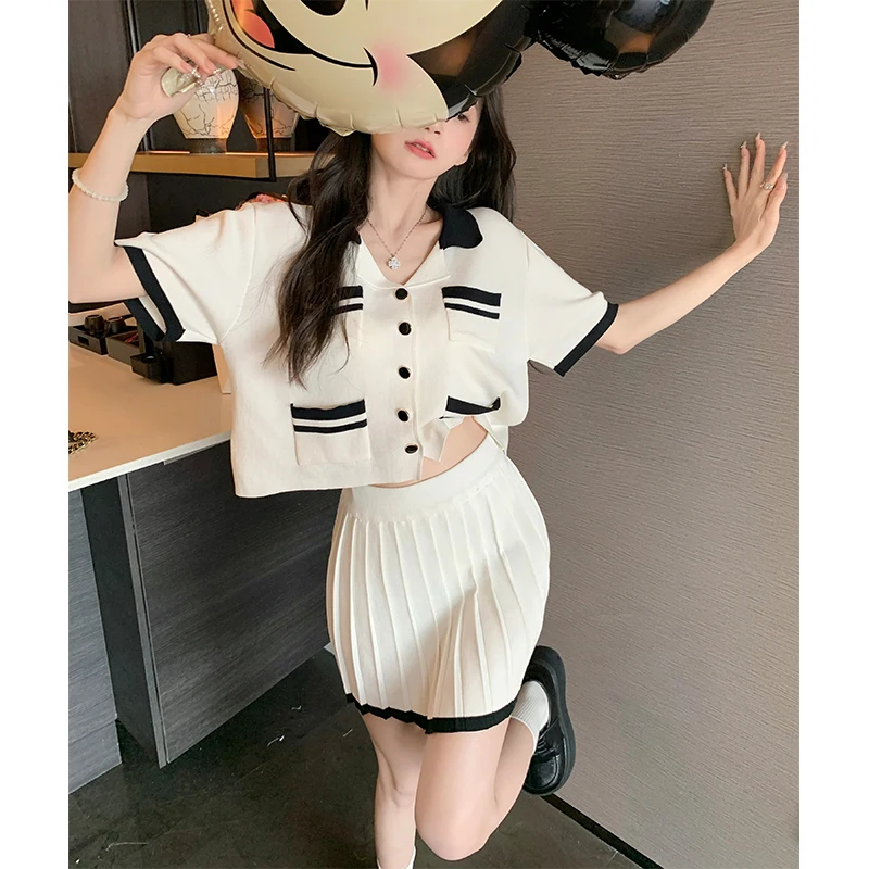 Make firm offers little sweet wind knitting suit lapel color sweater coat of tall waist show thin pleated skirts
Make firm offers little sweet wind knitting suit lapel color sweater coat of tall waist show thin pleated skirts