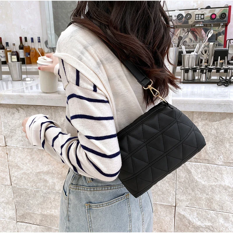 Fashion Embroidered Bag Rhombic Chain Female Bag Leisure Small Fresh Small Bag Shoulder Messenger Bag Mobile Phone Bag 2022 New
Fashion Embroidered Bag Rhombic Chain Female Bag Leisure Small Fresh Small Bag Shoulder Messenger Bag Mobile Phone Bag 2022 New