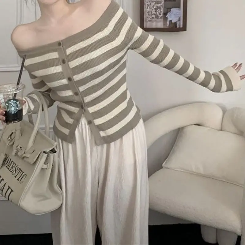 Autumn and winter new Xian Xian top super Xian Xian with sweet and spicy ins pure wind a word shoulder coat striped button knitt
Autumn and winter new Xian Xian top super Xian Xian with sweet and spicy ins pure wind a word shoulder coat striped button knitt