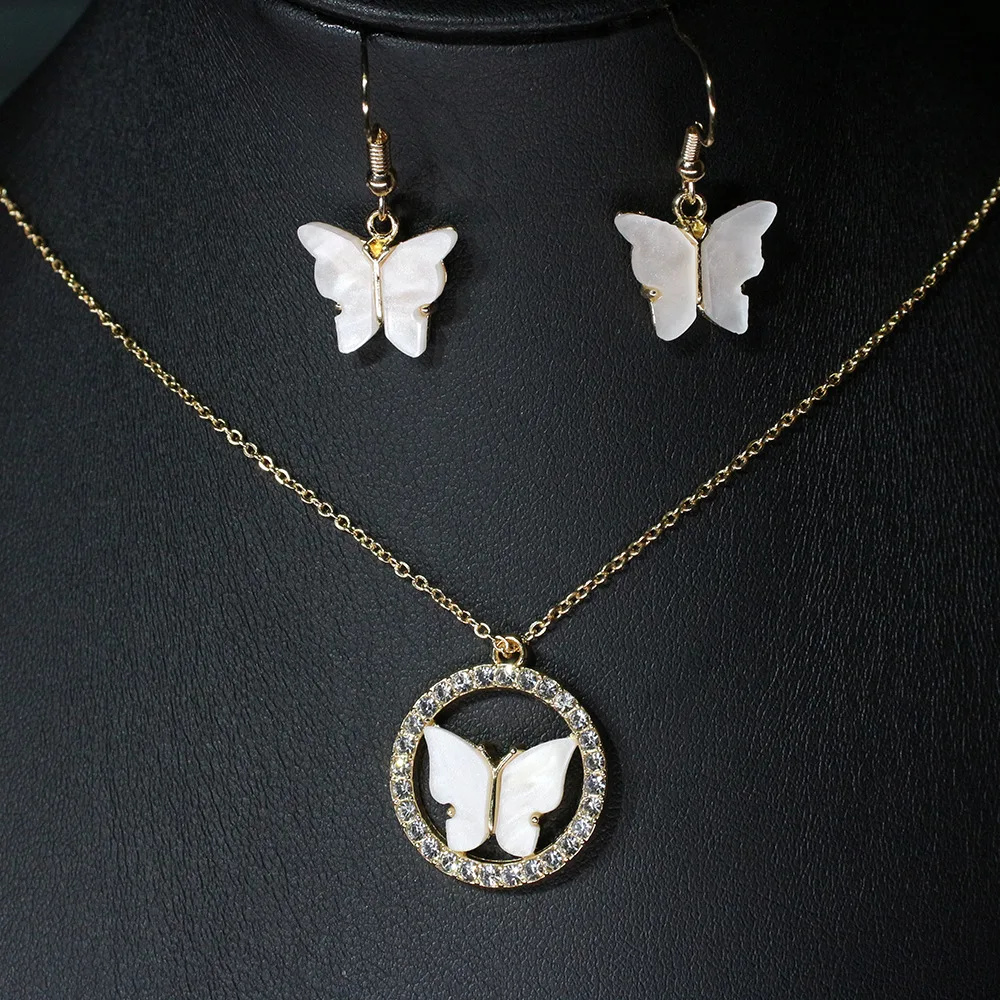 Versión coreana de la moda simple nuevo acrílico diamante mariposa collar pendientes colgantes traje de mujer
Versión coreana de la moda simple nuevo acrílico diamante mariposa collar pendientes colgantes traje de mujer