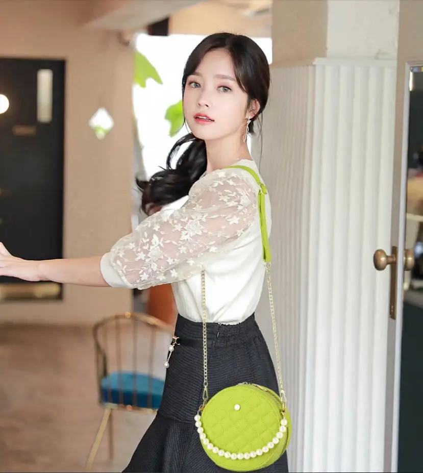Mini Round Pearl Handle Handbag Women 2022 New Fashion Cosmetic Bag One Shoulder Crossbody Rhombus Chain Bag
Mini Round Pearl Handle Handbag Women 2022 New Fashion Cosmetic Bag One Shoulder Crossbody Rhombus Chain Bag