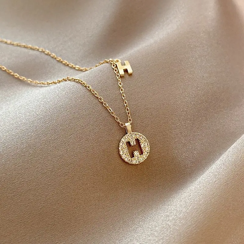 2022 New Korean Fashion Crystal Initial Letter Pendant Necklace for Women Luxury Designer Jewelry Kpop Choker Personalized Gift
2022 New Korean Fashion Crystal Initial Letter Pendant Necklace for Women Luxury Designer Jewelry Kpop Choker Personalized Gift