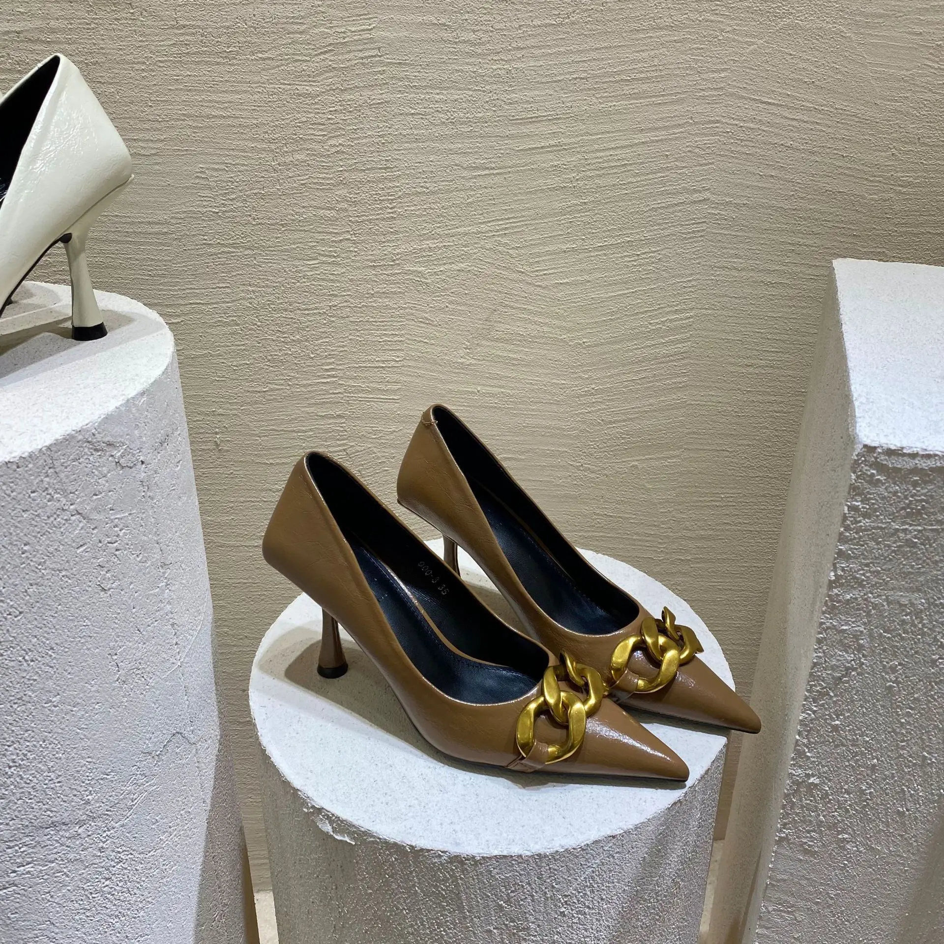 Туфли женские на высоком каблуке-шпильке, с острым носком, на шнуровке
Туфли женские на высоком каблуке-шпильке, с острым носком, на шнуровке