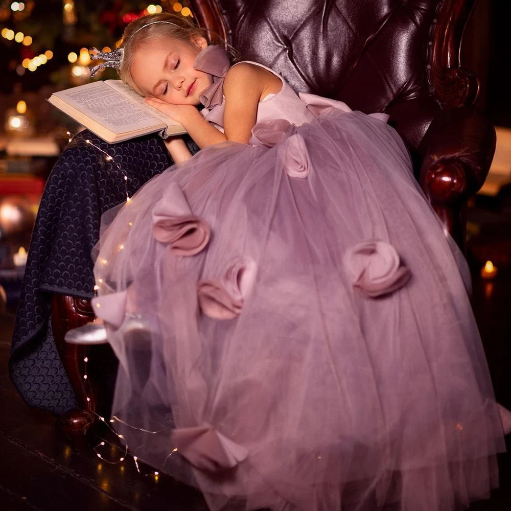 Exquisite Flower Girls Dresses 2023 3D Flower Purple A-Line Puffy Kids Wedding Party Dress Sweep Train Long Girl Princess Gowns
Exquisite Flower Girls Dresses 2023 3D Flower Purple A-Line Puffy Kids Wedding Party Dress Sweep Train Long Girl Princess Gowns