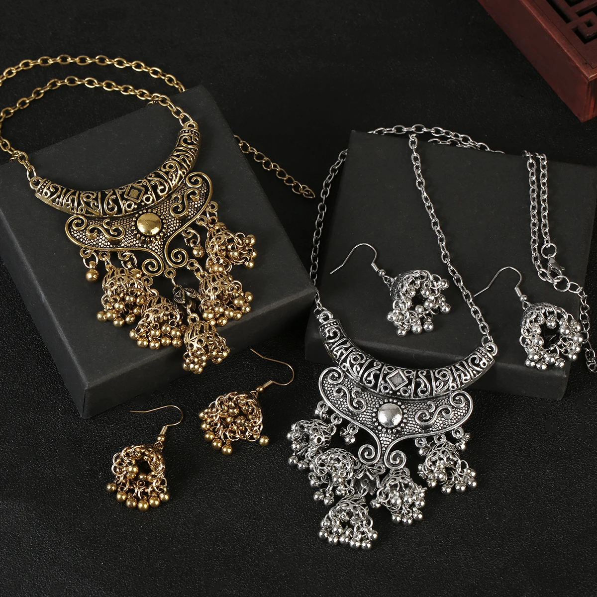 Luxury Retro Indian Jewelry Set Earring/Necklace Bijoux Wedding Jewelry Hangers Ethnic Carved Jhumka Earrings
Luxury Retro Indian Jewelry Set Earring/Necklace Bijoux Wedding Jewelry Hangers Ethnic Carved Jhumka Earrings