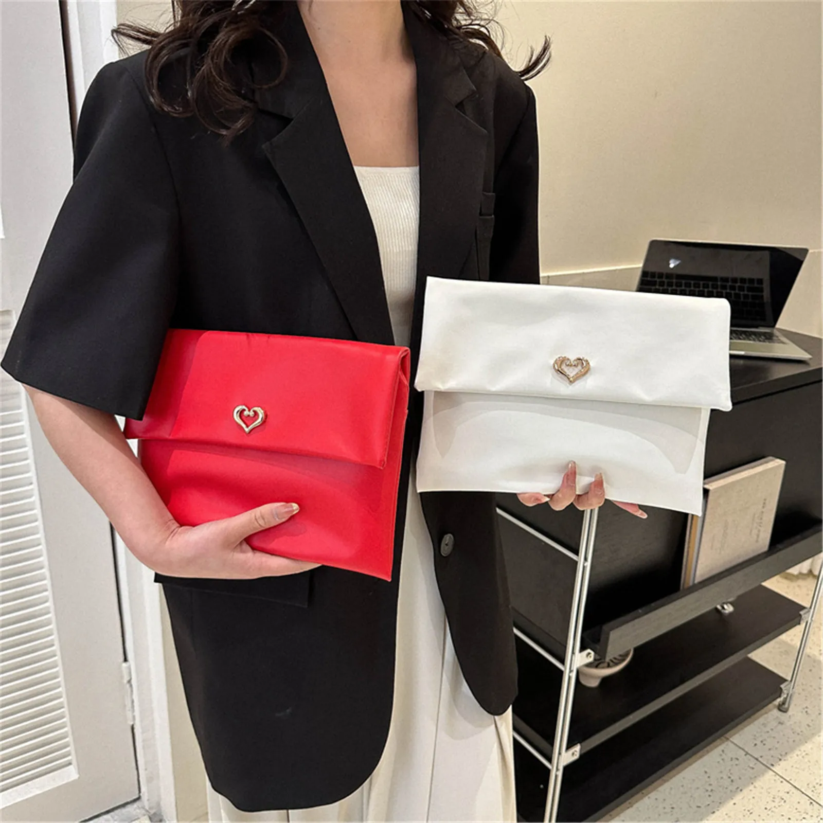 Fashion Women Clutch PU Leather Heart Decoration Evelope Bag Wristlet Bags Female Casual Simple Handbags Party Trend Purse Pouch 
Fashion Women Clutch PU Leather Heart Decoration Evelope Bag Wristlet Bags Female Casual Simple Handbags Party Trend Purse Pouch