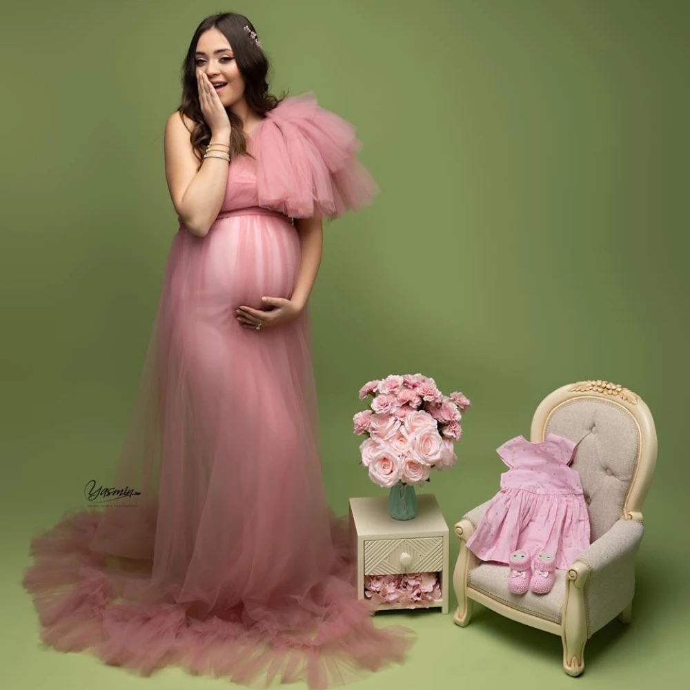 One Shoulder Pink Maternity Robes for Photography Ruffles Sweep Train Pregnant Women Dresses Sexy Sleeveless Baby Shower Gowns
One Shoulder Pink Maternity Robes for Photography Ruffles Sweep Train Pregnant Women Dresses Sexy Sleeveless Baby Shower Gowns