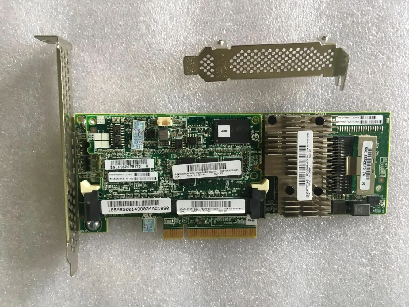 100% Original 726821-B21 Controller Smart Array 12GBSAS 726823-001 P440/4GB FBWC& SAS Cable
100% Original 726821-B21 Controller Smart Array 12GBSAS 726823-001 P440/4GB FBWC& SAS Cable
