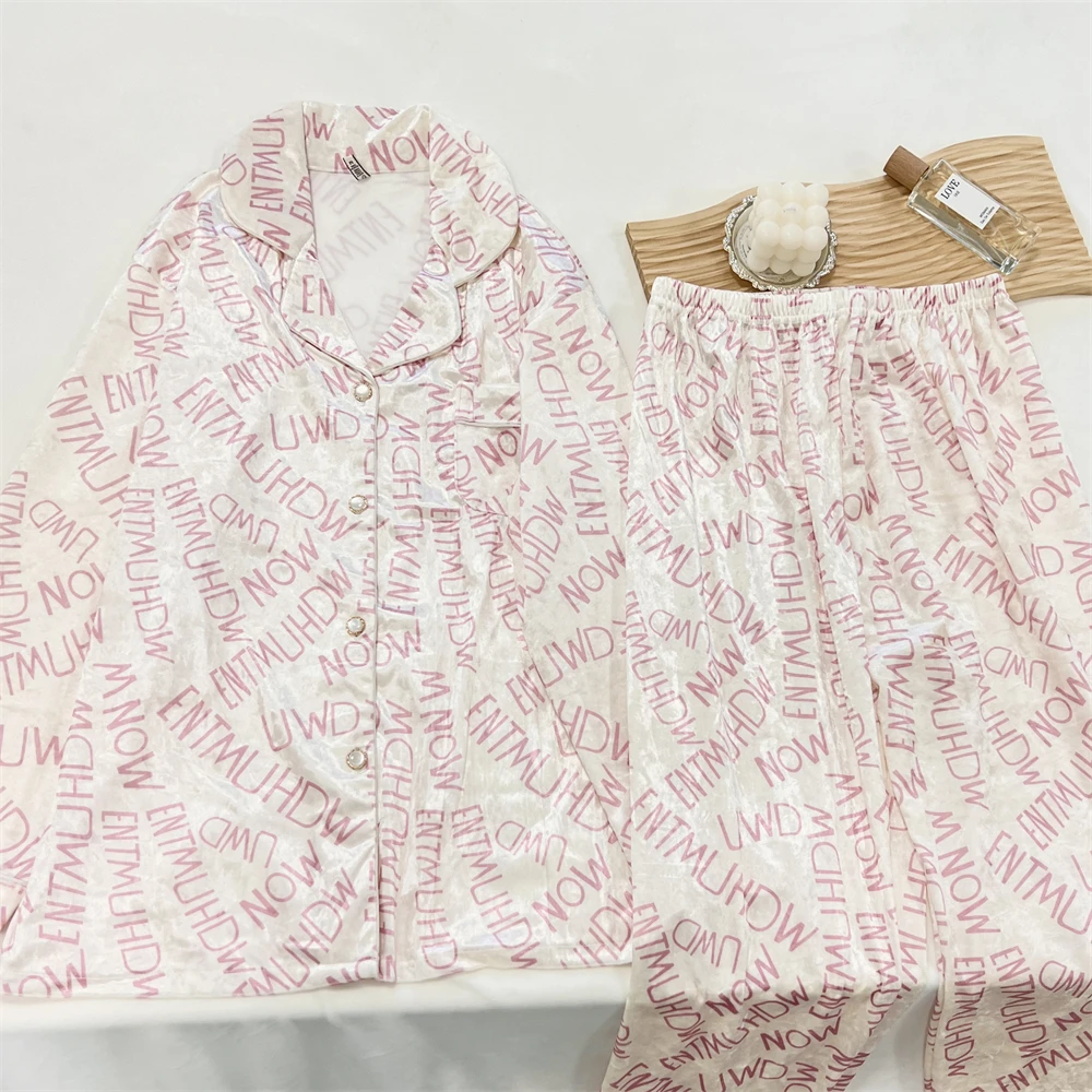 Women Gold Velvet Pajamas Set 2023 New Autumn And Winter Long-sleeved Sleepwear Letter Print Home Suit Two-piece Set
Women Gold Velvet Pajamas Set 2023 New Autumn And Winter Long-sleeved Sleepwear Letter Print Home Suit Two-piece Set