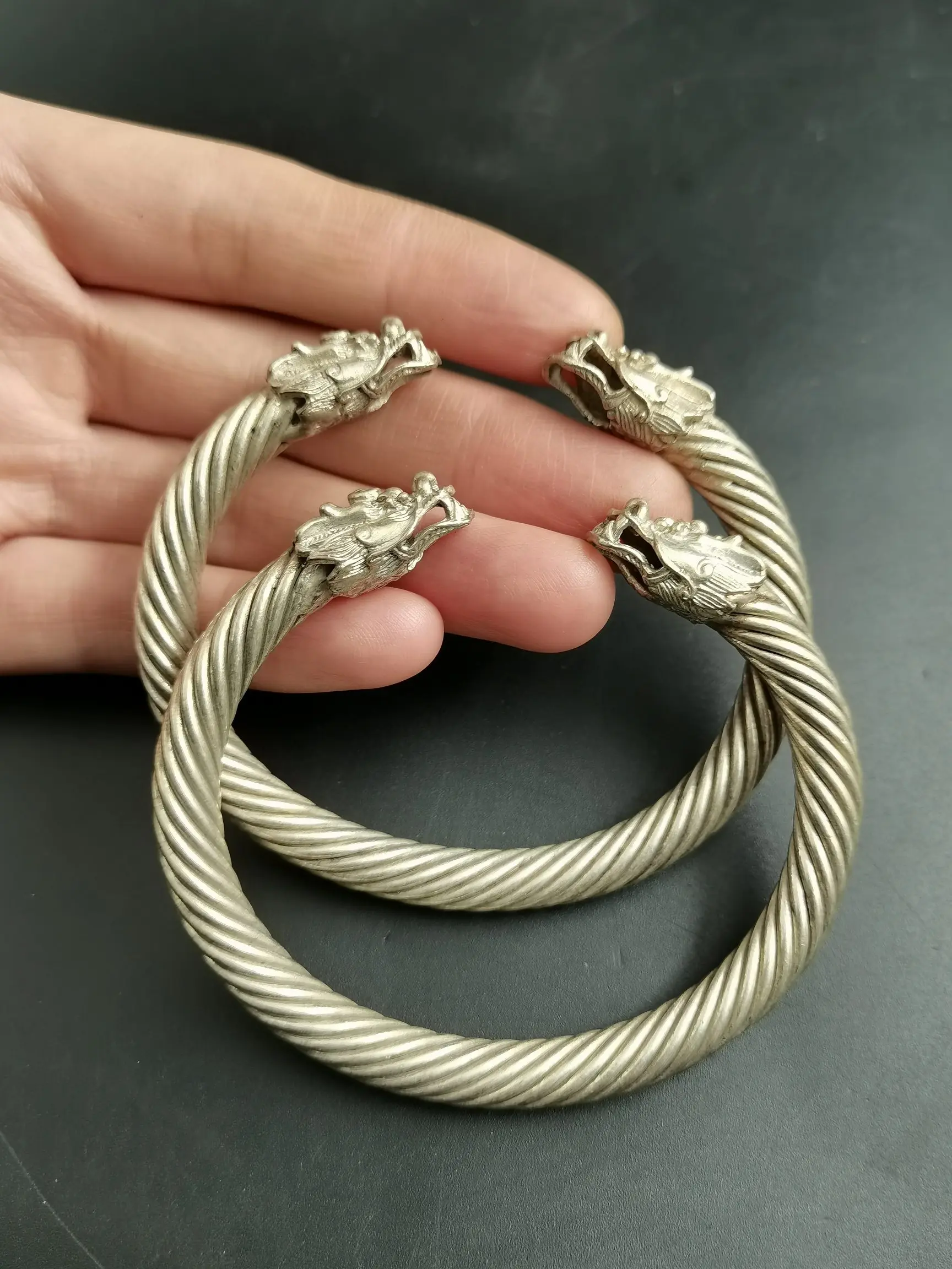China Elaborate Miao Silver Handmade Hollow Out A Pair Lucky Dragon Head Bracelet Necklace Metal Handicrafts Decorate
China Elaborate Miao Silver Handmade Hollow Out A Pair Lucky Dragon Head Bracelet Necklace Metal Handicrafts Decorate