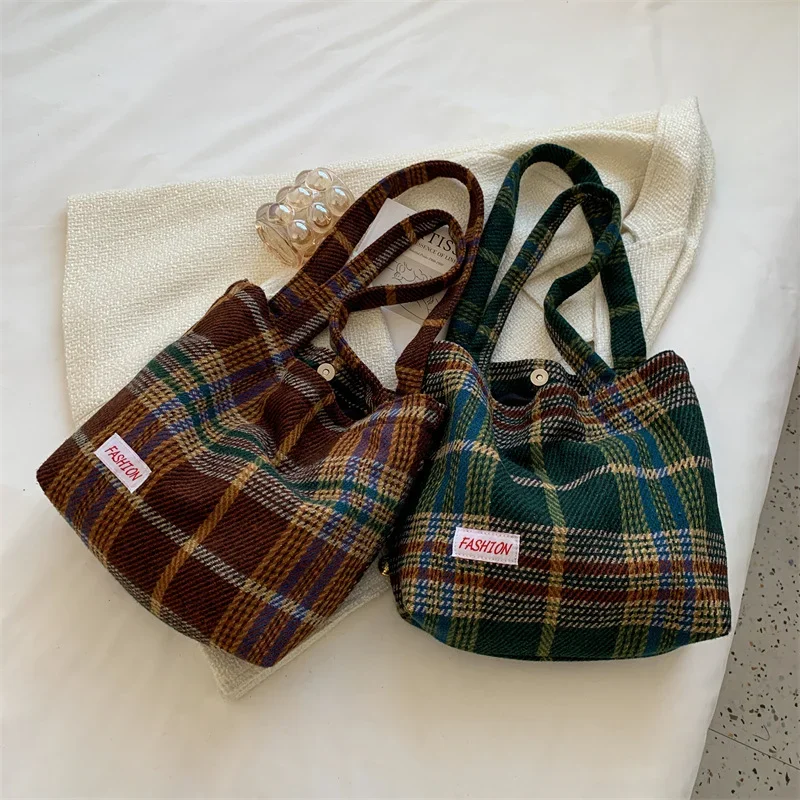 Retro Contrasting Plaid Bag For Women In 2023 New Niche High-end Tote Bag, Large Capacity Versatile Shoulder Bag
Retro Contrasting Plaid Bag For Women In 2023 New Niche High-end Tote Bag, Large Capacity Versatile Shoulder Bag