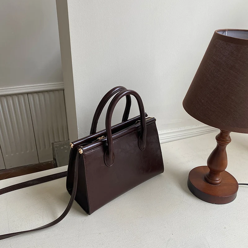 2022 Niche Autumn And Winter New Retro Oil Wax Leather Shoulder Handbag Women's Bag Trend Leisure All-match Messenger Bag
2022 Niche Autumn And Winter New Retro Oil Wax Leather Shoulder Handbag Women's Bag Trend Leisure All-match Messenger Bag