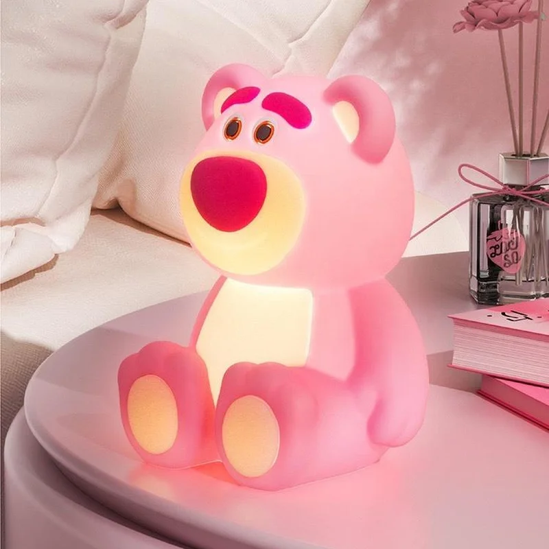 Силиконовый ночник с мультяшным рисунком Disney Lotso, ночник для спальни, прикроватный светильник, подарок на день Святого Валентина, День рождения, необычный ночник
Силиконовый ночник с мультяшным рисунком Disney Lotso, ночник для спальни, прикроватный светильник, подарок на день Святого Валентина, День рождения, необычный ночник