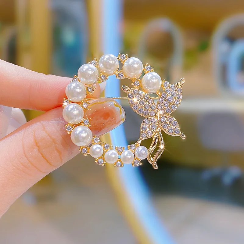 Elegant Pearl Rhinestone CZ Butterfly Brooch Pins Luxury Brand Woman Brooches Baroque Summer Accessories Wedding Jewelry
Elegant Pearl Rhinestone CZ Butterfly Brooch Pins Luxury Brand Woman Brooches Baroque Summer Accessories Wedding Jewelry