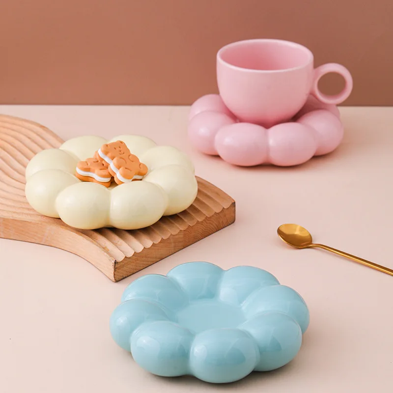 Nordic Creative Flower Coffee Cups and Saucers Pink Yellow Blue Silver Pearl White Glaze Ceramic Tea Cup Set Tableware Best Gift
Nordic Creative Flower Coffee Cups and Saucers Pink Yellow Blue Silver Pearl White Glaze Ceramic Tea Cup Set Tableware Best Gift