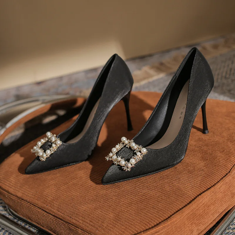 Women's shoes Pointed high heels winter new all-match square buckle rhinestone pearl wedding shoes shallow mouth stiletto
Women's shoes Pointed high heels winter new all-match square buckle rhinestone pearl wedding shoes shallow mouth stiletto