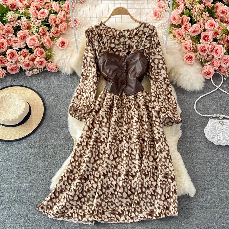 2022 Autumn Dress Women Retro Cool Pu Leather Tanks Two Piece Set Floral Print Chiffon Dresses Elegant Woman Clothing
2022 Autumn Dress Women Retro Cool Pu Leather Tanks Two Piece Set Floral Print Chiffon Dresses Elegant Woman Clothing
