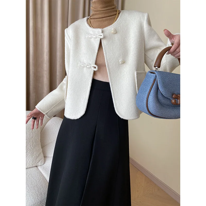 Short double-sided cashmere coat for women in 2023, new Chinese style buckle, small figure woolen, small fragrant short coat
Short double-sided cashmere coat for women in 2023, new Chinese style buckle, small figure woolen, small fragrant short coat