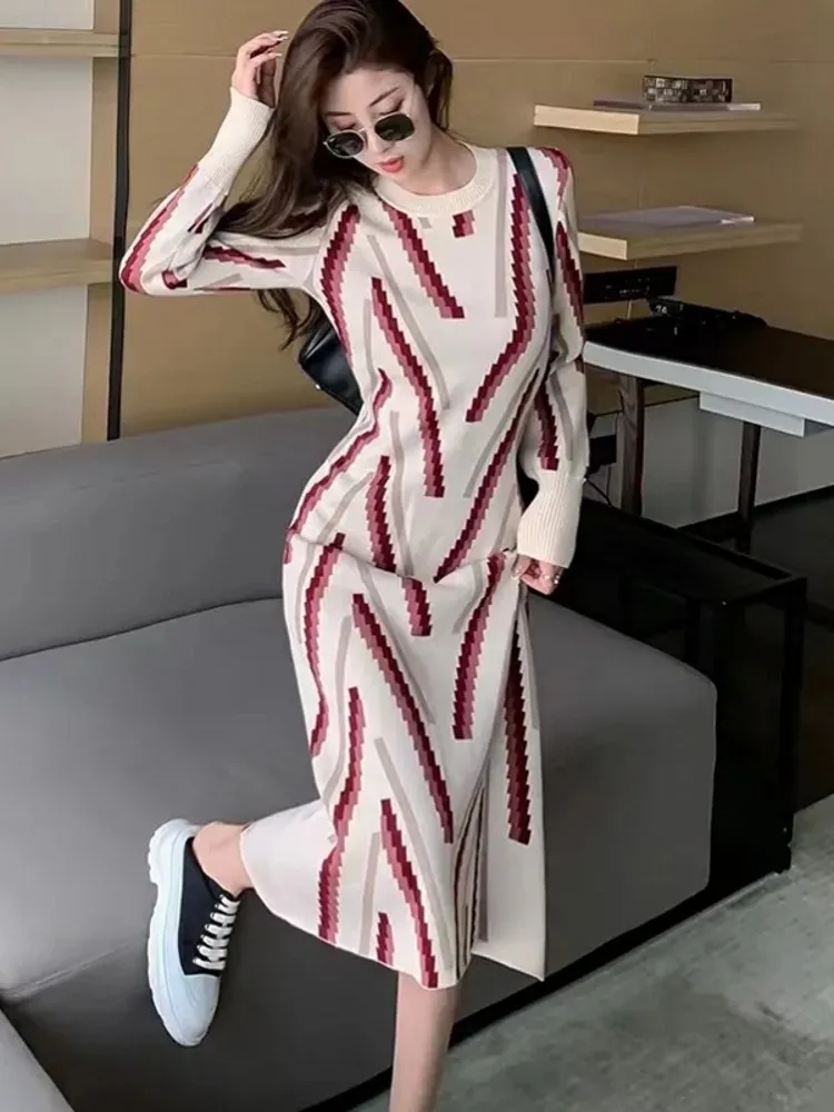 Женское трикотажное платье-свитер в полоску, модельное винтажное элегантное платье средней длины в Корейском стиле, осень
Женское трикотажное платье-свитер в полоску, модельное винтажное элегантное платье средней длины в Корейском стиле, осень