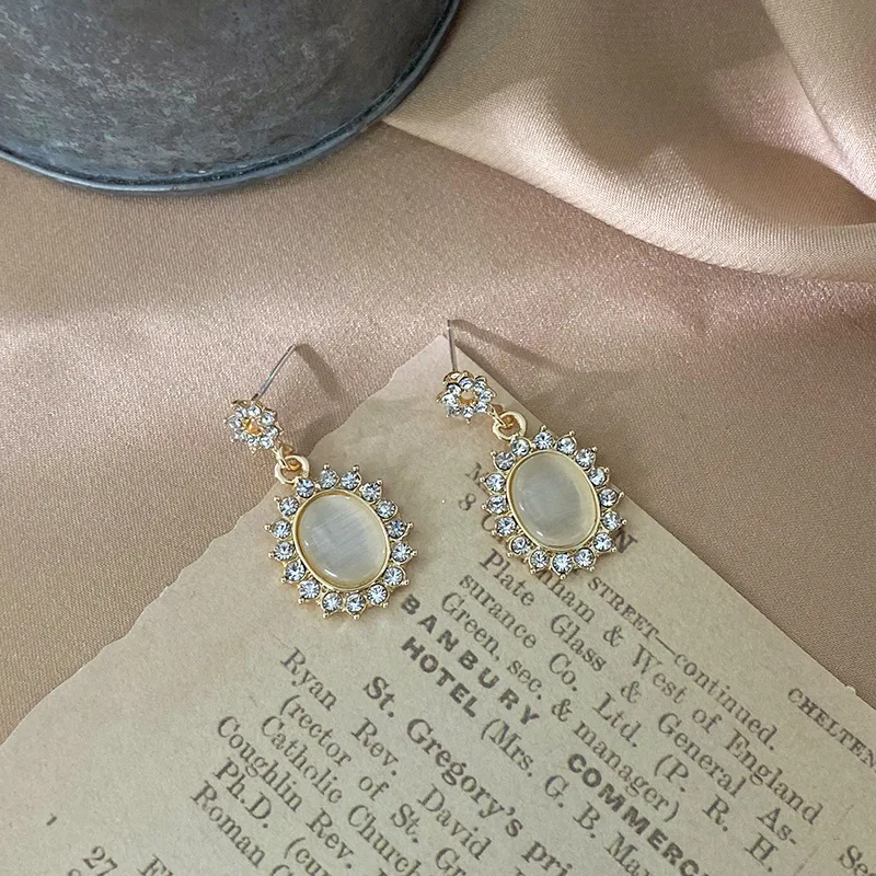 U-Magical Vintage White Oval Geometric Opals Dangle Earring for Women Temperament Rhinestones Party Earring Jewelry Pendientes
U-Magical Vintage White Oval Geometric Opals Dangle Earring for Women Temperament Rhinestones Party Earring Jewelry Pendientes