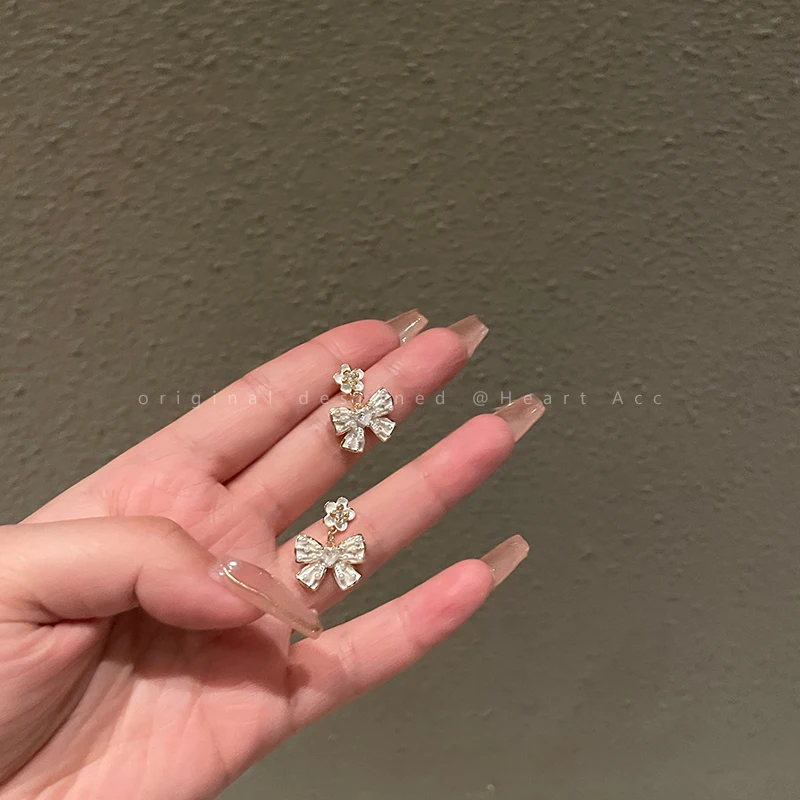 New Simple Enamel Gold Color Bowknot Earrings Women's Fashion Cute Romantic Imitation Pearl Flower Pendant Ear Studss Jewelry
New Simple Enamel Gold Color Bowknot Earrings Women's Fashion Cute Romantic Imitation Pearl Flower Pendant Ear Studss Jewelry