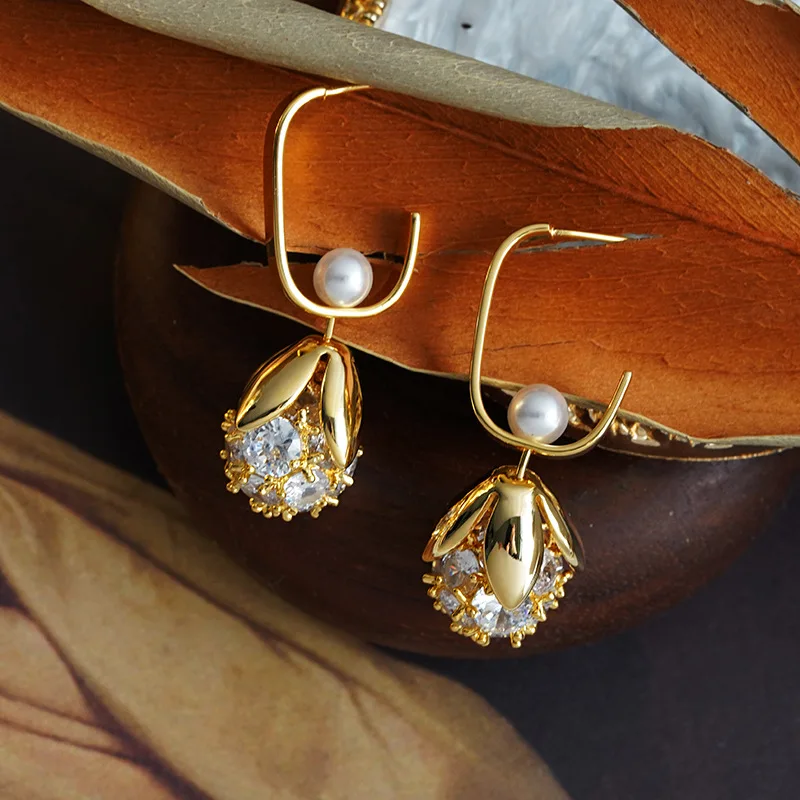 Pearl bud pendant women's niche exquisite flower zircon earrings luxury commuting elegant women romance jewelry
Pearl bud pendant women's niche exquisite flower zircon earrings luxury commuting elegant women romance jewelry