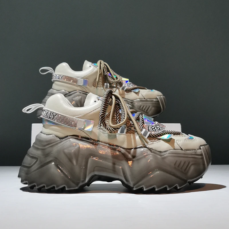 Новые женские кроссовки на танкетке
Новые женские кроссовки на танкетке