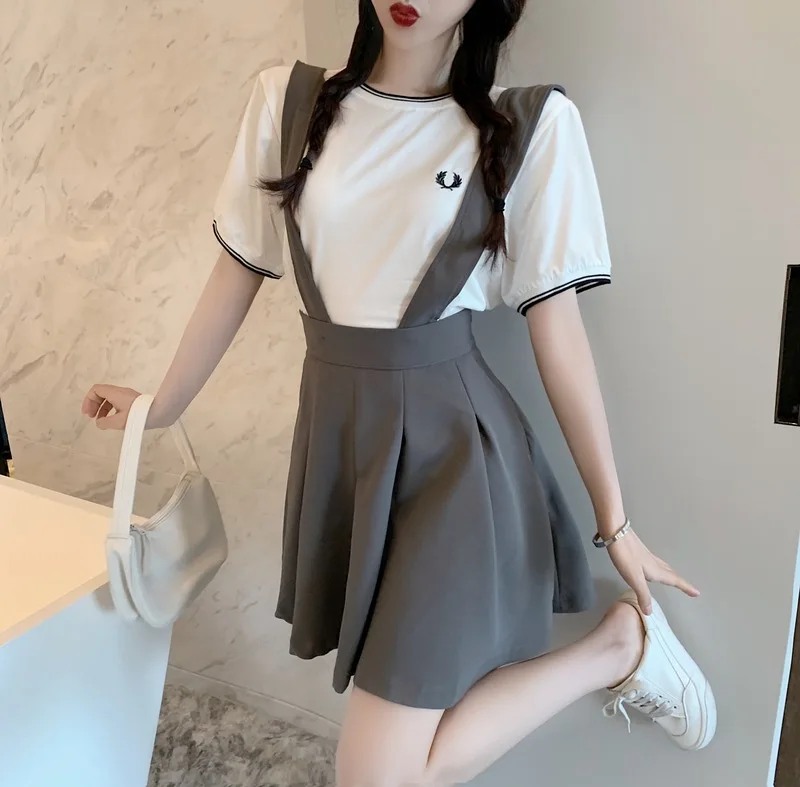 Make firm offers South Korea embroidery bump color T-shirt show thin straps pleated skirt of tall waist suit the lazy summer
Make firm offers South Korea embroidery bump color T-shirt show thin straps pleated skirt of tall waist suit the lazy summer