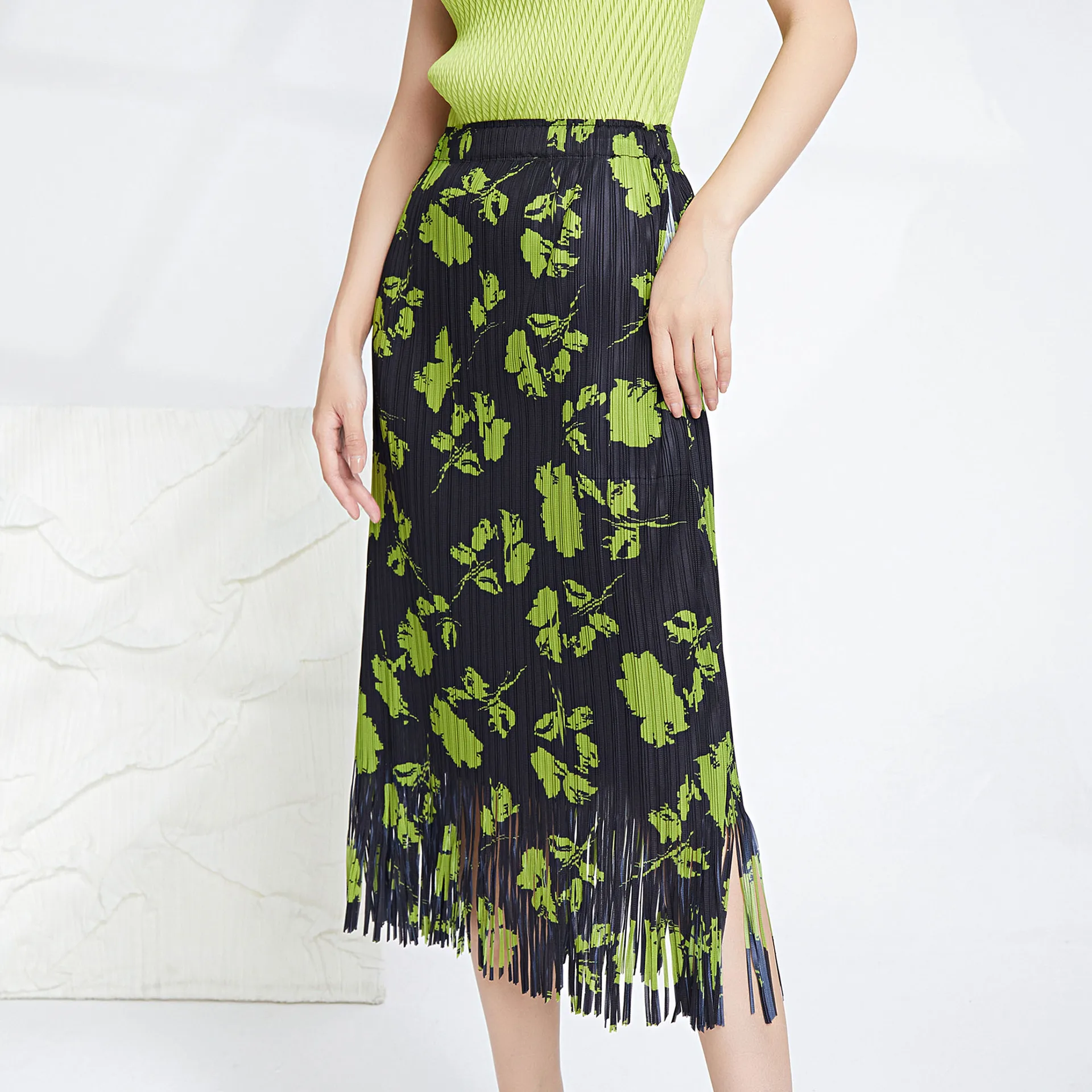 Miyake Green Leaf Pattern Fashion Design Women Print Style Summer Tassel Type High Stretch Commuter Straight Half Body Skirt
Miyake Green Leaf Pattern Fashion Design Women Print Style Summer Tassel Type High Stretch Commuter Straight Half Body Skirt