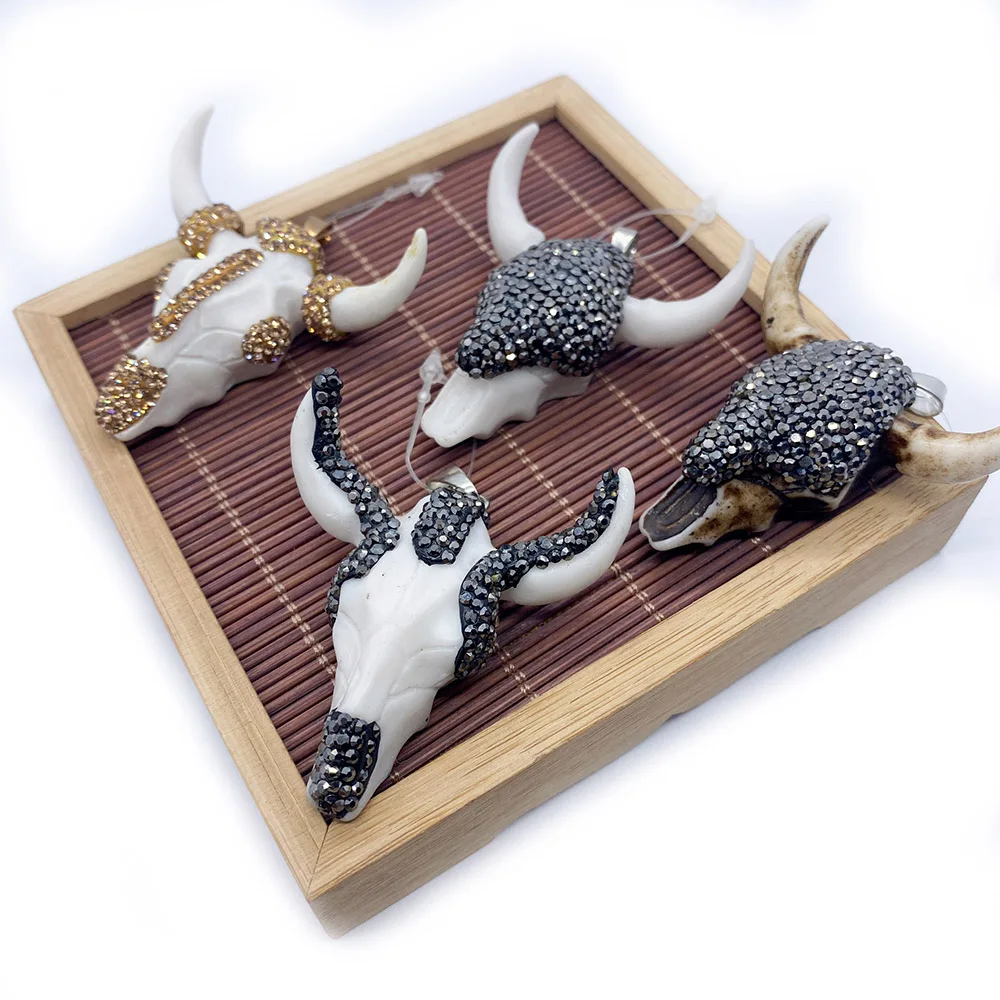 Natural Stone Pendant Necklace Acrylic Rhinestones-studded Bull Skull Fashion Pendant Necklace Men and Women Amulet Lucky Gift
Natural Stone Pendant Necklace Acrylic Rhinestones-studded Bull Skull Fashion Pendant Necklace Men and Women Amulet Lucky Gift