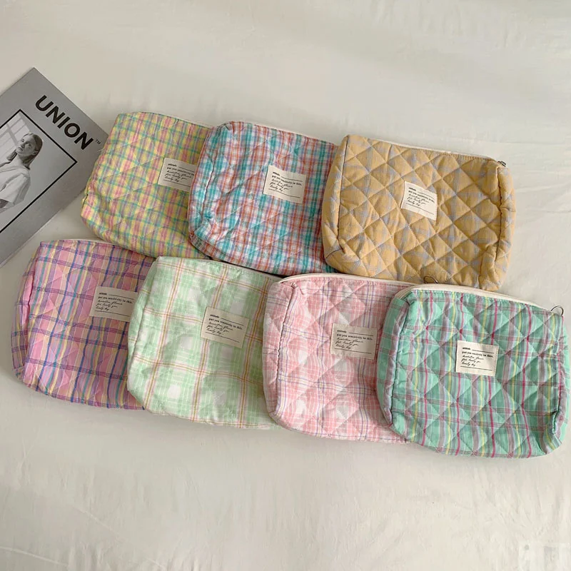 Woman Cotton Quilted Plaid Makeup Pouch Cloth Toiletry Bags Ladies Cosmetic Storage Bag With Zipper
Woman Cotton Quilted Plaid Makeup Pouch Cloth Toiletry Bags Ladies Cosmetic Storage Bag With Zipper