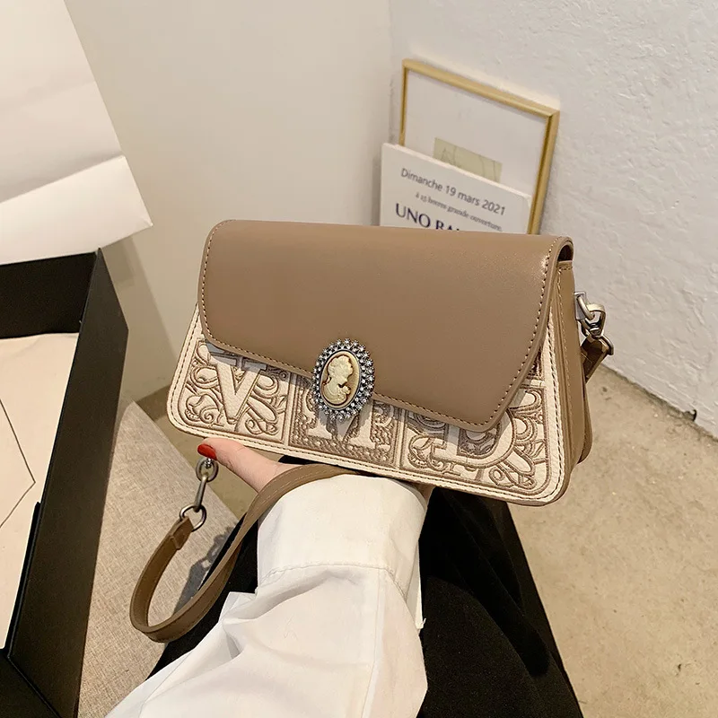 Женская сумка-мессенджер с вышивкой головы
Женская сумка-мессенджер с вышивкой головы