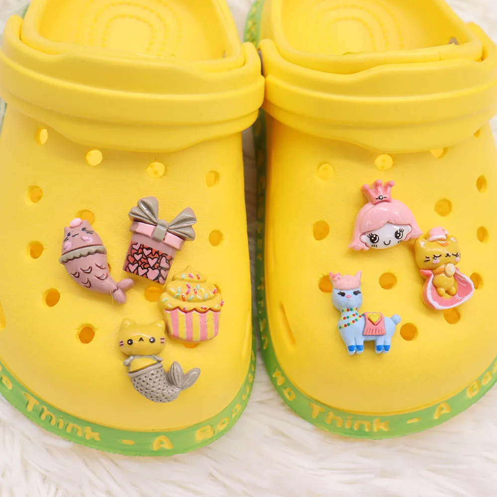 Mix 50PCS Resin Cartoon Shoe Charms Kawaii Horse Cat Fish Girl Cupcake Gift Croc Jibz Fit Wristbands Decorations for Bands
Mix 50PCS Resin Cartoon Shoe Charms Kawaii Horse Cat Fish Girl Cupcake Gift Croc Jibz Fit Wristbands Decorations for Bands