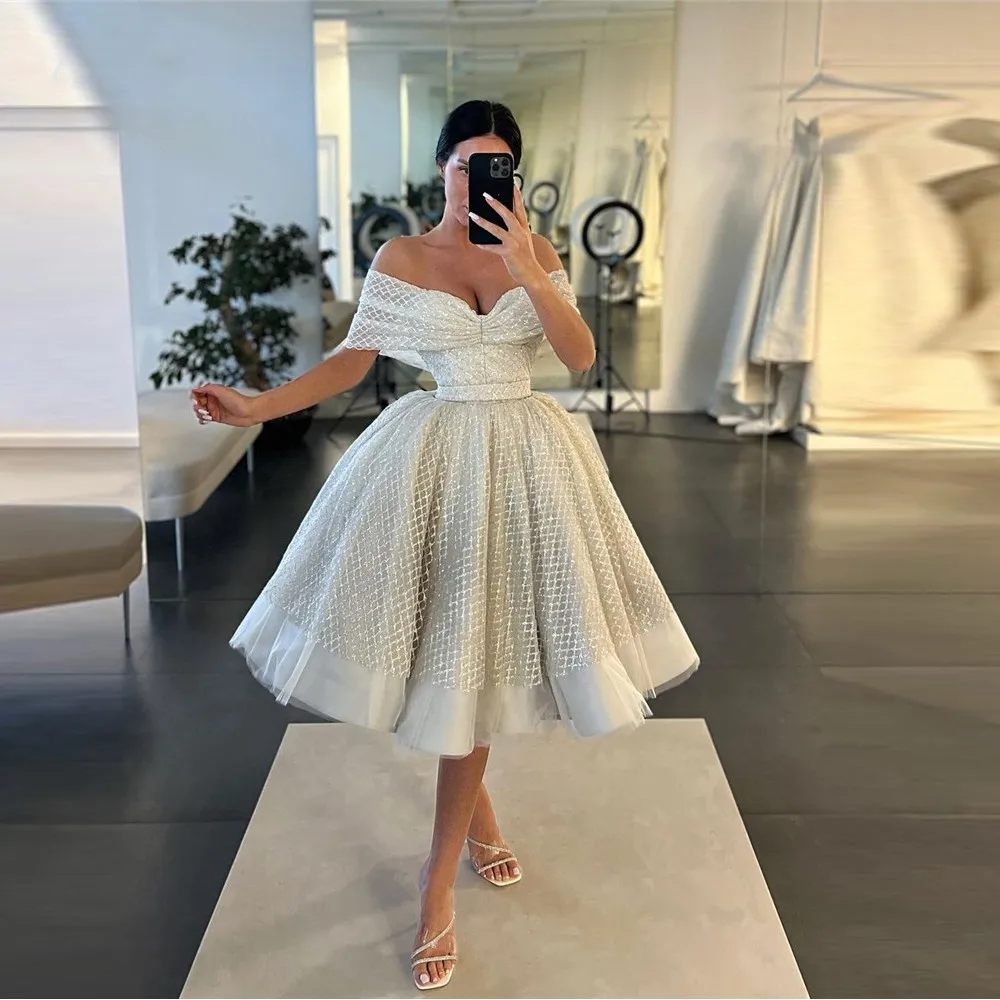 Glitter Ball Gown Prom Dresses Ruched Off The Shoulder Sleeveless Knee Length Evening Party Gowns Short Formal Graduation Wear 
Glitter Ball Gown Prom Dresses Ruched Off The Shoulder Sleeveless Knee Length Evening Party Gowns Short Formal Graduation Wear